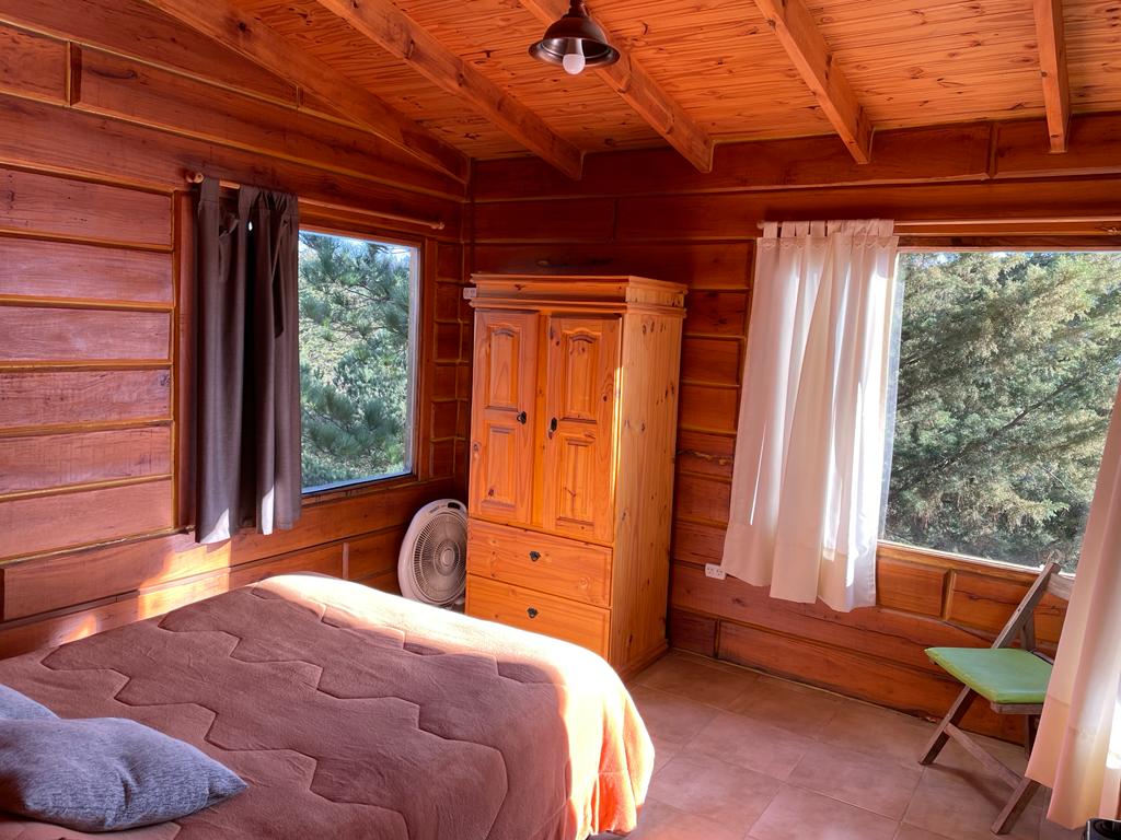 Dormitorio Planta Baja<br> Armario con perchero y estantes <br> Ventilador de piso